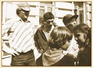 Рабочий момент съемок. П. Арсенов и актеры.